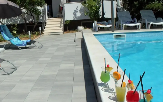 Boris - With Pool - A2