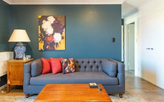 Modern 1 Bedroom Apartment In The Italian Forum