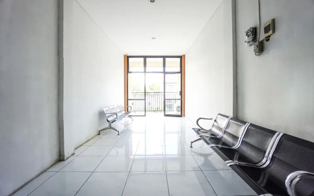 Edward Residence Malalayang by OYO Rooms