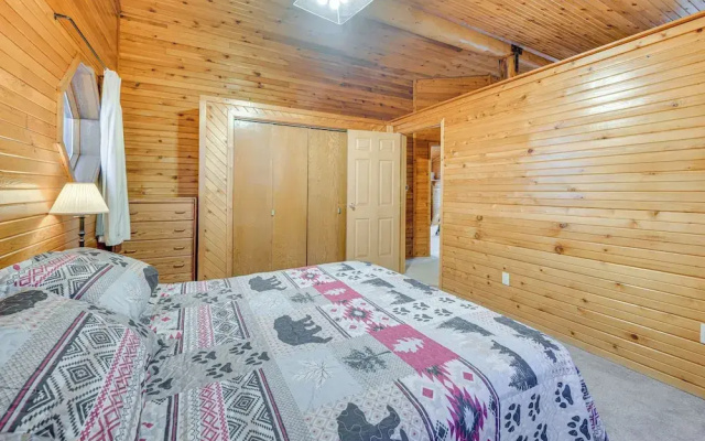 < 1 Mi to Kenai River: Spacious Cabin w/ Deck!