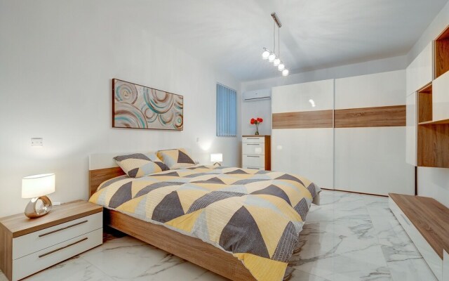 Cosy Apartment Steps to St George's Bay