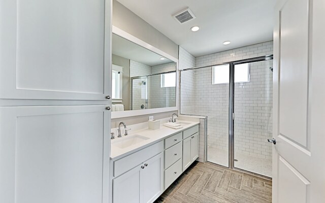 Luxe Waterfront #203 - 2 Br Villa