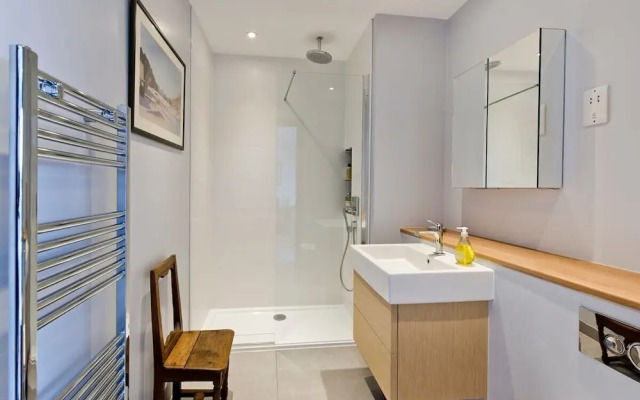 Fabulous 2-bed Penthouse, Wimbledon
