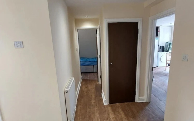 Spacious 3 Bedroom Apartment Near Camden With Balcony