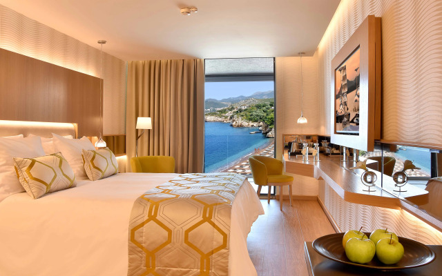 Maestral Resort & Casino