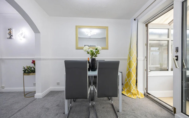 Captivating 3-bed House in Blackburn