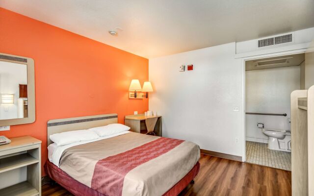 Super 8 by Wyndham Tracy