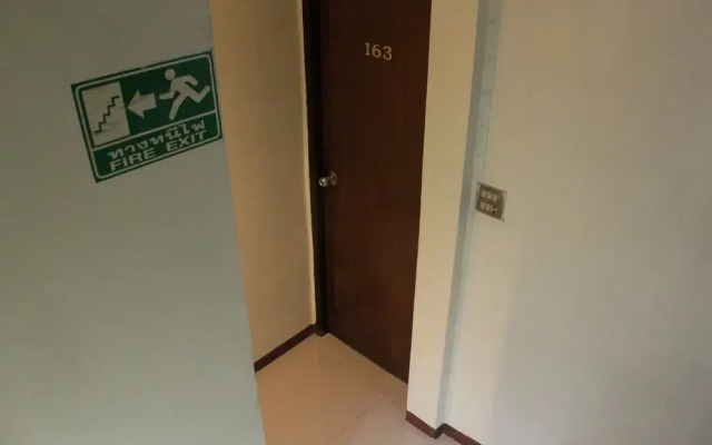 Business Inn At Sukhumvit 11 By Hjz