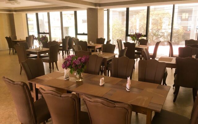 L Plaza Hotel