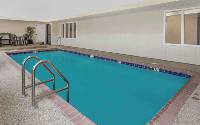 Days Inn - Near Kansas Speedway