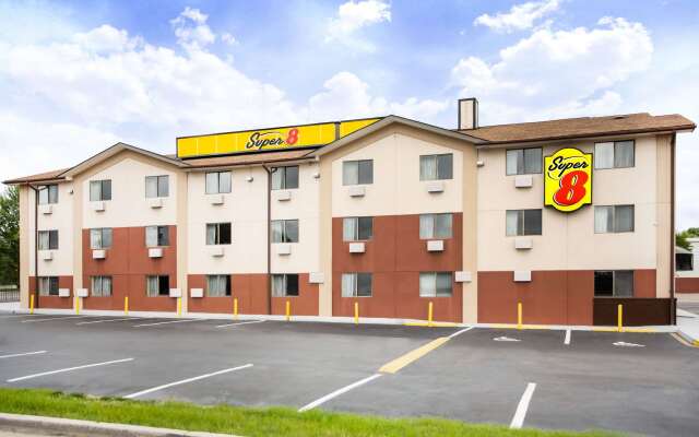 Super 8 by Wyndham Chester/Richmond Area