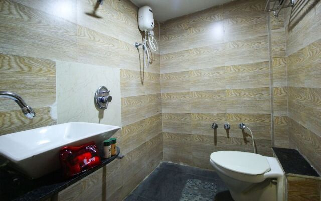 OYO 5122 Hotel Midway Residency