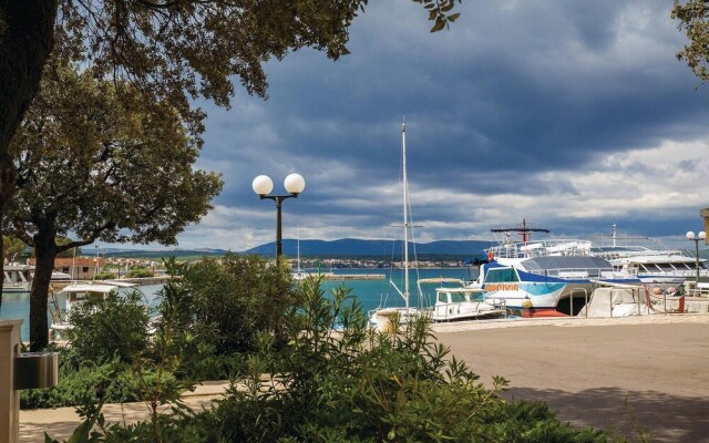 Beautiful Apartment in Vantacici With Wifi