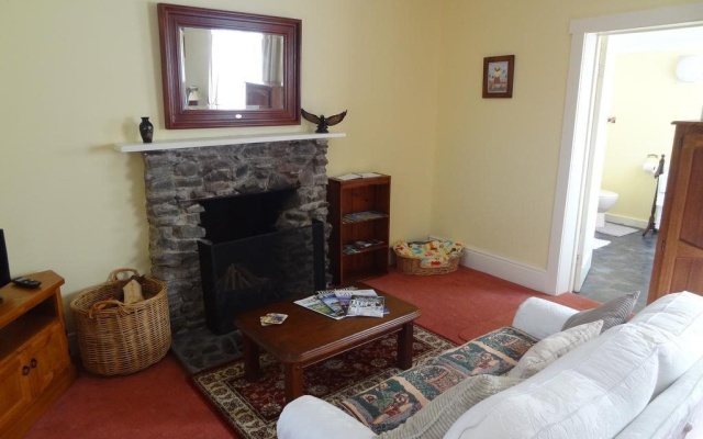 Maple Hill Cottage – Guest Rooms – Castle Forbes Bay