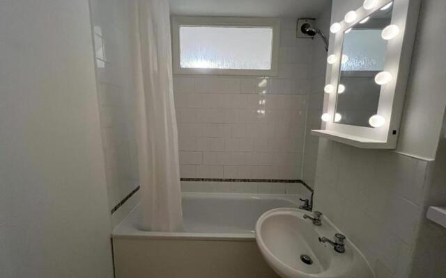Impeccable 2-bed Apartment in Grays, London