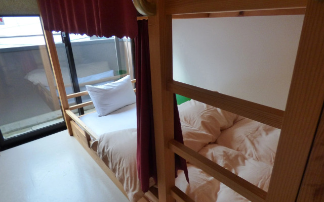 Guesthouse Hyakumanben Cross