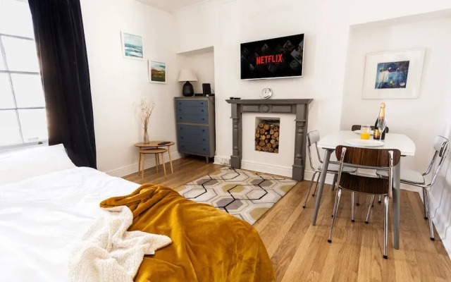 Spacious - Central 2 Bed Apartment