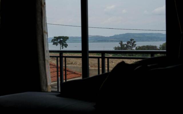 Century Lakeview Apartments - Jinja