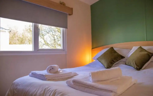 Tattershall Lakes Private Hot Tub Lodge - Sleeps 6
