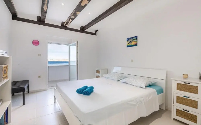 Beautiful apartment in Jablanac w/ 2 Bedrooms