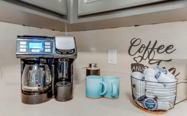 Lakefront Orion Twp. Home w/ Fire Pit & Kayak!