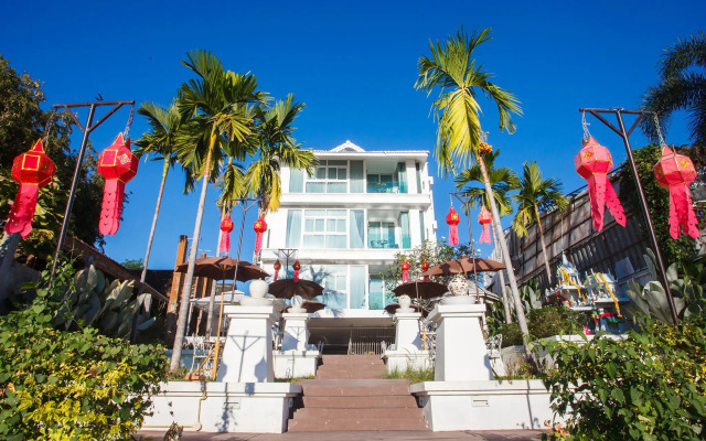 B2 Riverside Colonial Hotel