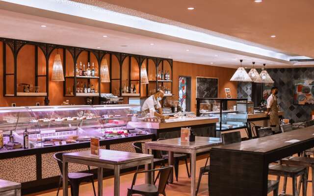 Radisson Blu Azuri Resort & Spa
