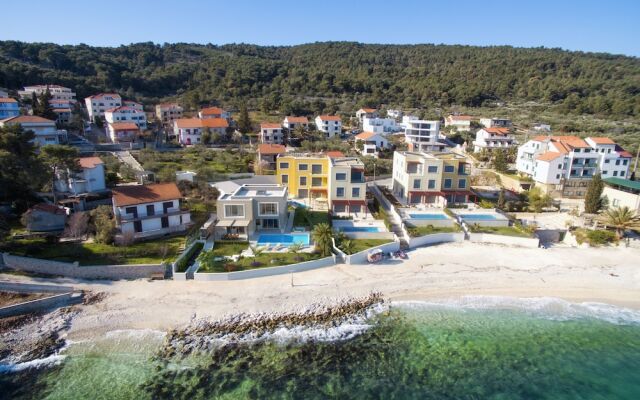 Acadia Beach Villas & Apartments, Slatine