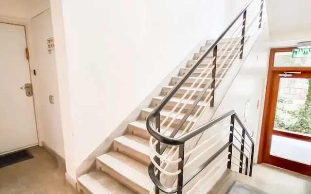 Charming 2BDR apt W Private Garden TL41
