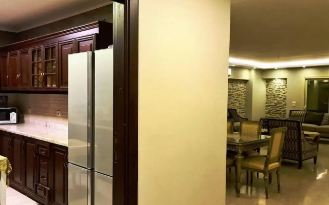 Spacious Executive Luxury Apartment With Balcony