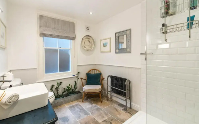 Delightful 1BD Flat in the Heart of Barnes Village