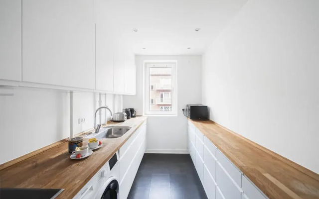 Refurbished 1-bed Close to Metro and Airport