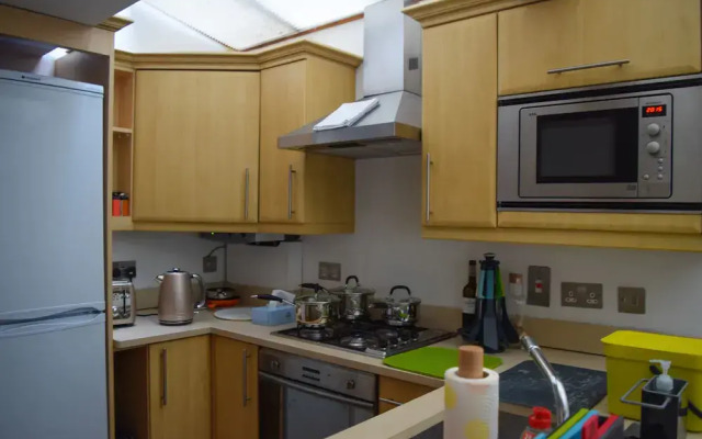 Charming 2 Bedroom Flat with Backyard in Battersea