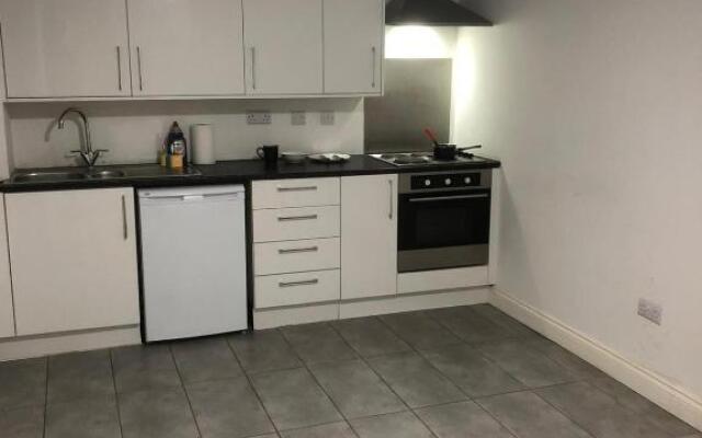 1 Bedroom Available 5 Minute From Centre & Station