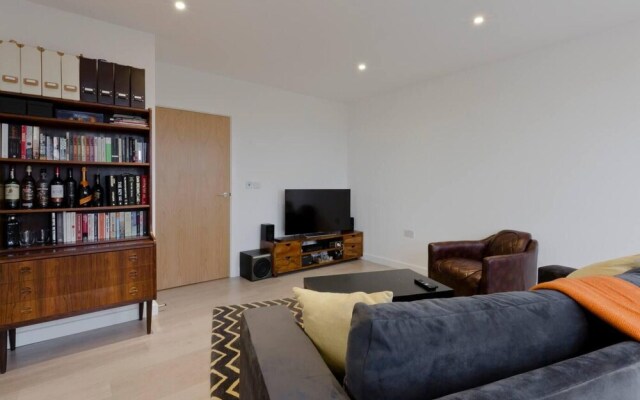 2-bed Apartment Only 15 Mins From Central London