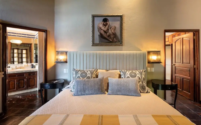 HOLT - Classic Chalet with Pool Overlooking Parroquia