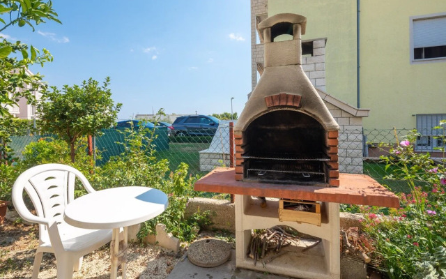 A2 - apt Near Beach w Patio, Parking and Grill