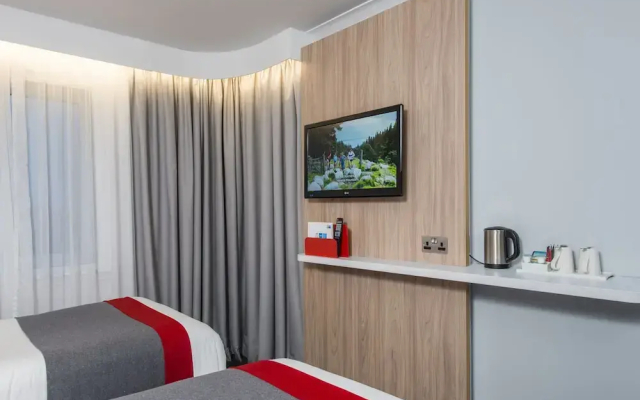 Отель Holiday Inn Express London Luton Airport by IHG