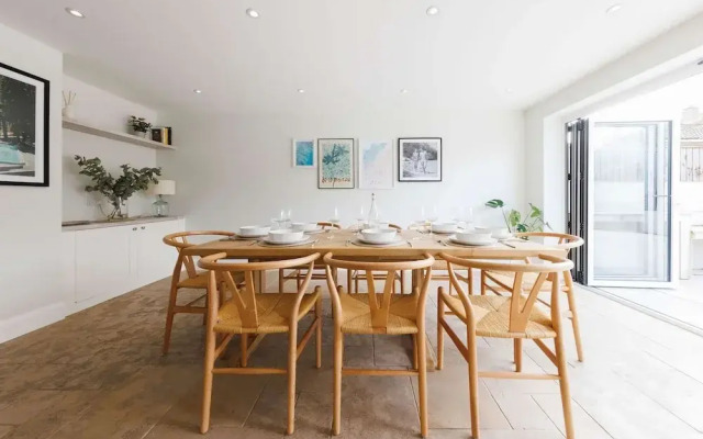 Chic 4-bed Coastal Retreat in Heart of Bosham