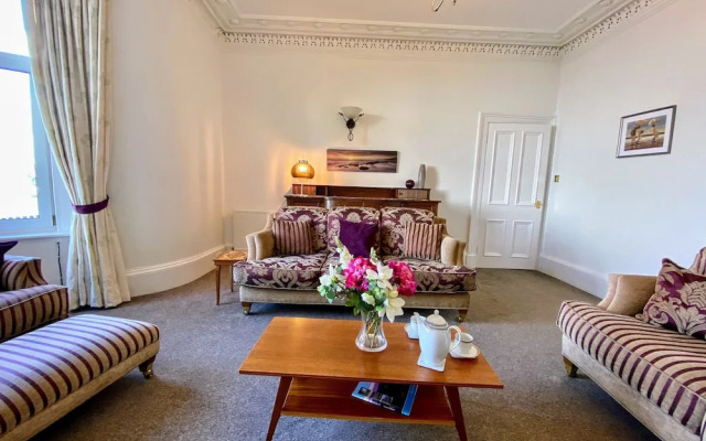Outstanding, Georgian Flat Overlooking the bay