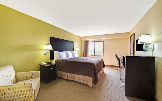 Days Inn & Suites by Wyndham DeSoto