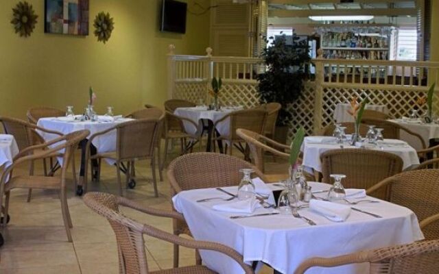 Tropical Winds Apartment Hotel