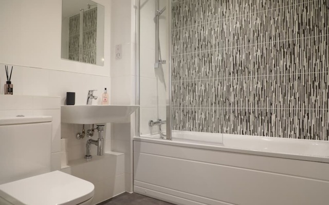 Luxury Bath Riverside Apt Parking & Gym