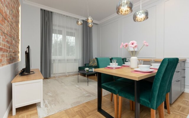 Warsaw 2 Bedrooms Apartment by Renters