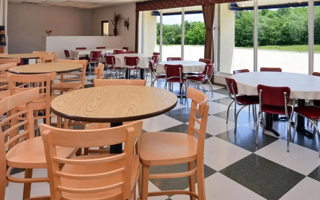 Quality Inn & Suites Vandalia near I-70 and Hwy 51