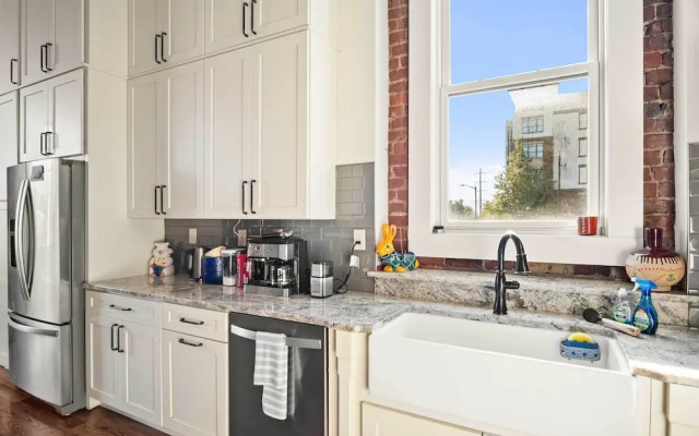 Modern Knoxville Gem: Near Campus & Eateries!