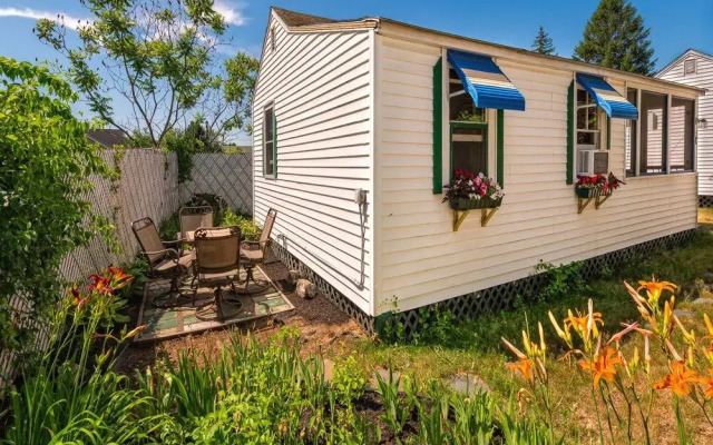 The Beaches Motel and Cottages