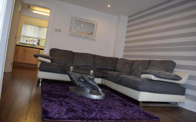 Silverburn new house with free parking and nice garden