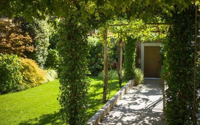 Madama garden retreat