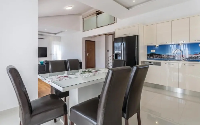 Beautiful Home in Stobrec With Jacuzzi, Wifi and 8 Bedrooms